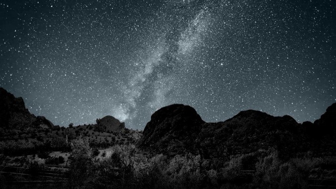 女朋友去露营，3女2男的，要在野外搭帐篷过一夜，她的闺蜜不想让我去，我该怎么办？